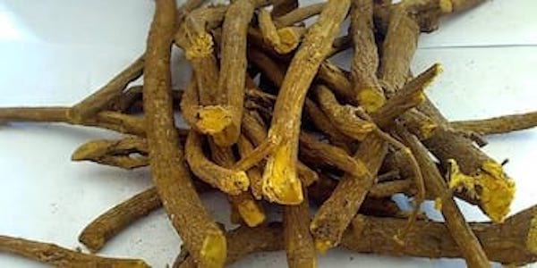 Découvrez le gargarisme à la réglisse pour soigner vos maux de gorge.