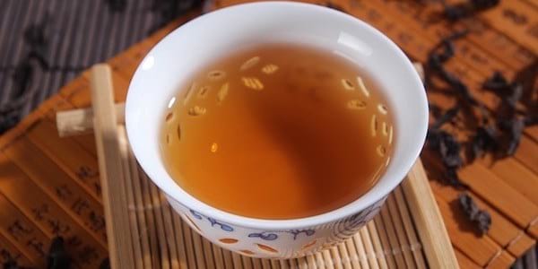 Découvrez le gargarisme au thé vert pour soigner vos maux de gorge.