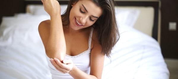 Ne pas appliquer de crème hydratante est une des erreurs les plus courantes lorsque l'on prend une douche.