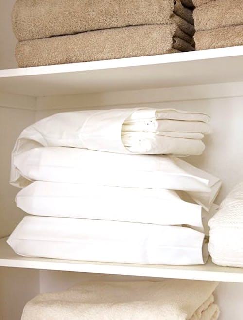 Parfois, les meilleurs rangements sous juste sous votre nez ! Rangez vos parures de lit dans des taies d’oreiller pour gagner de la place dans un petit appartement.