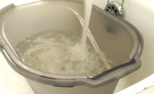 Pour réduire votre facture d'eau, récupérez l'eau de douche pour vos toilettes.