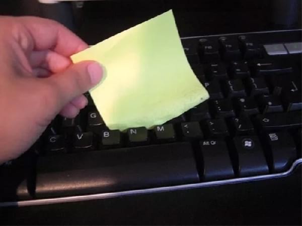 Passez un Post-it entre les touches du clavier pour les nettoyer