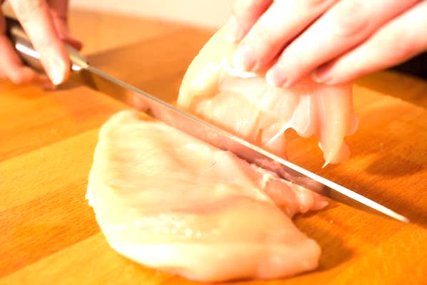 Une astuce de cuisine incontournable : découpez le blanc de poulet en filets.