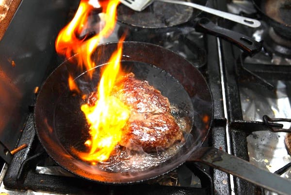 Une astuce de cuisine incontournable : préchauffez la poêle avant d'y mettre les aliments.