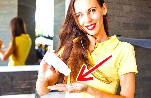 Utiliser du shampooing sec est une astuce efficace pour se laver les cheveux moins souvent.