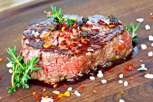 Une astuce de cuisine incontournable : avant de cuire un steak, laissez-le reposer à température ambiante.