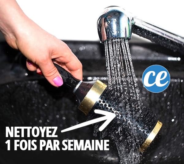 Nettoyer régulièrement sa brosse à cheveux est une astuce efficace pour se laver les cheveux moins souvent.
