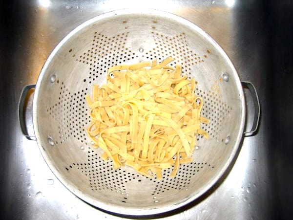 Une astuce de cuisine incontournable : ne rincez pas les pâtes après les avoir égouttées.