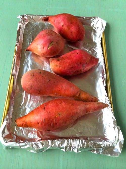 Une astuce de cuisine incontournable : faites rôtir les patates douces entières et avec la peau – mais JAMAIS au micro-ondes.