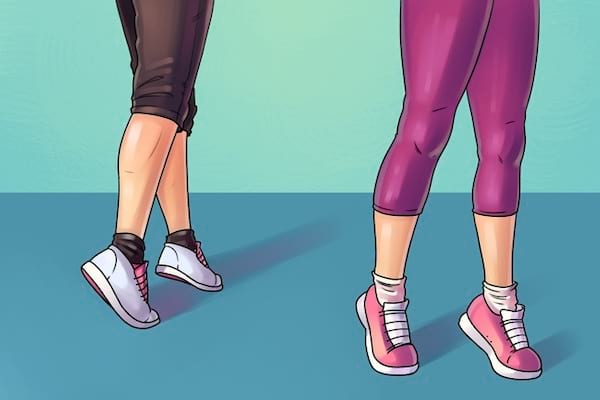 Exercice de marche sur la pointe des pieds pour soulager les douleurs au genou, pied, hanche