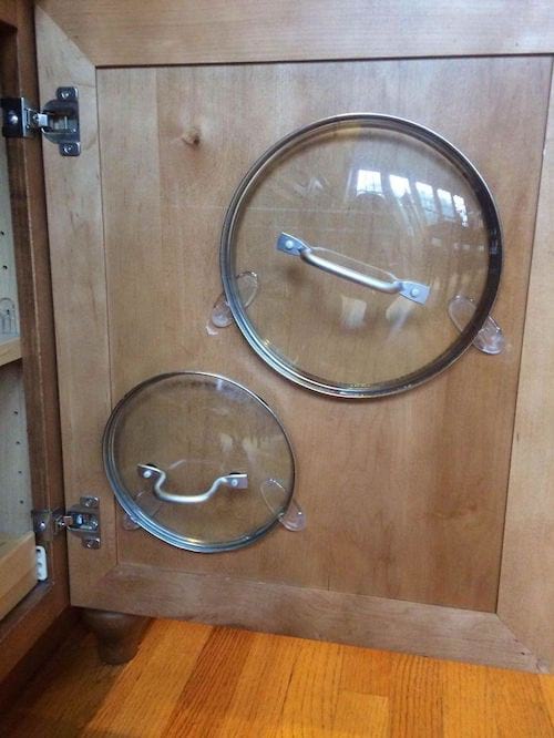 Des crochets adhésifs pour ranger les couvercles des casseroles