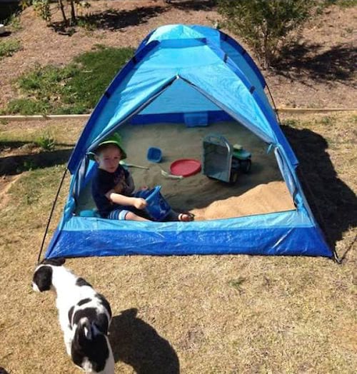 Une tente pour faire un bac à sable protégé