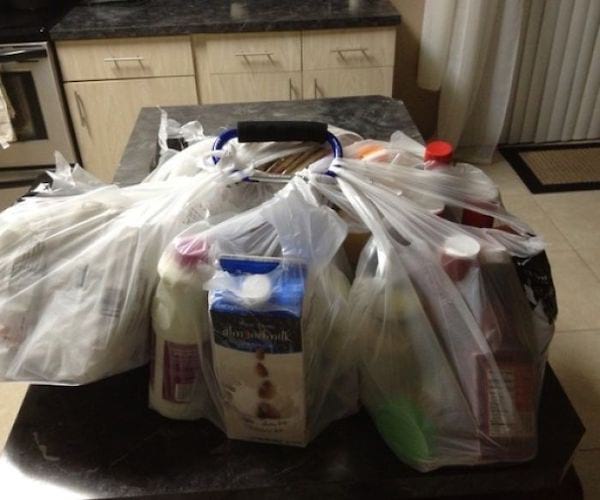 un mousqueton pour transporter les sacs de course