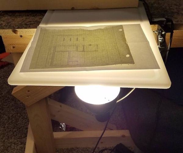 Faire une table de traçage avec une lampe et une planche à découper