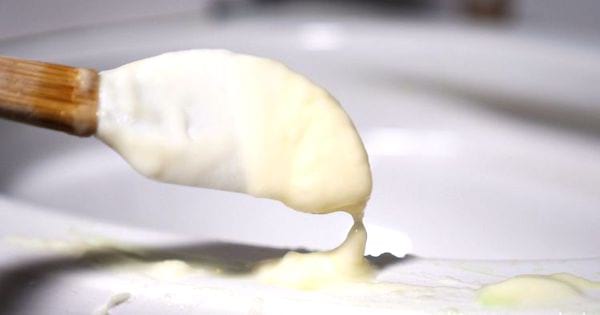 Super Astuce de Nettoyage pour la Salle de Bain : la solution contre les odeurs de pipi.