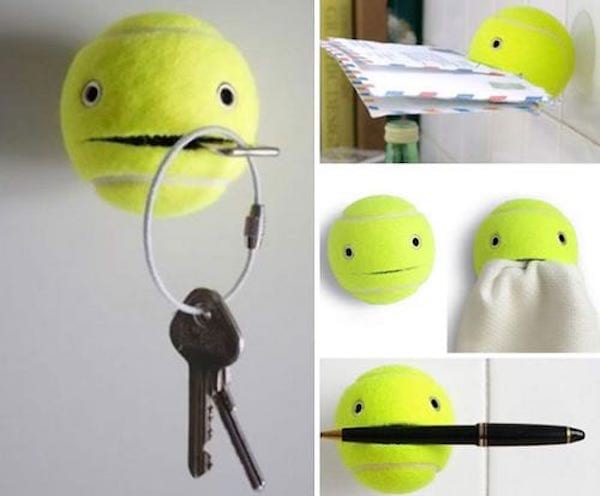 Une balle de tennis fendue pour faire un porte-objet