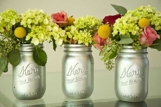 vase avec de vieux bocaux en verre recyclés