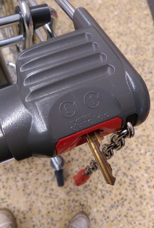 utilisez une clef à la place d'une pièce pour prendre un chariot