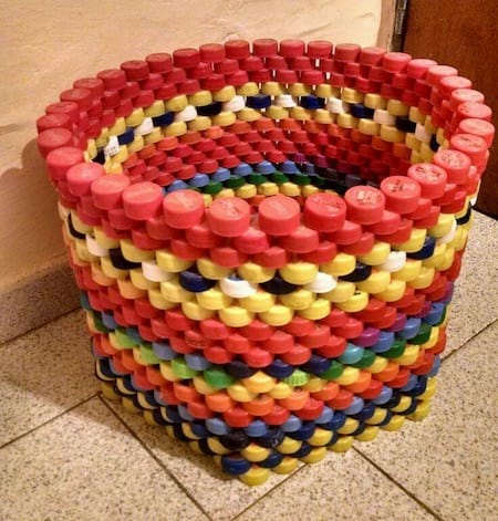 coffre à jouets colorés bouchons de bouteille diy