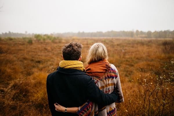 Un couple qui s'aime et qui regarde l'horizon ensemble