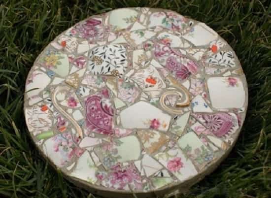 dessous de plat fait avec des morceaux de vaisselle cassée