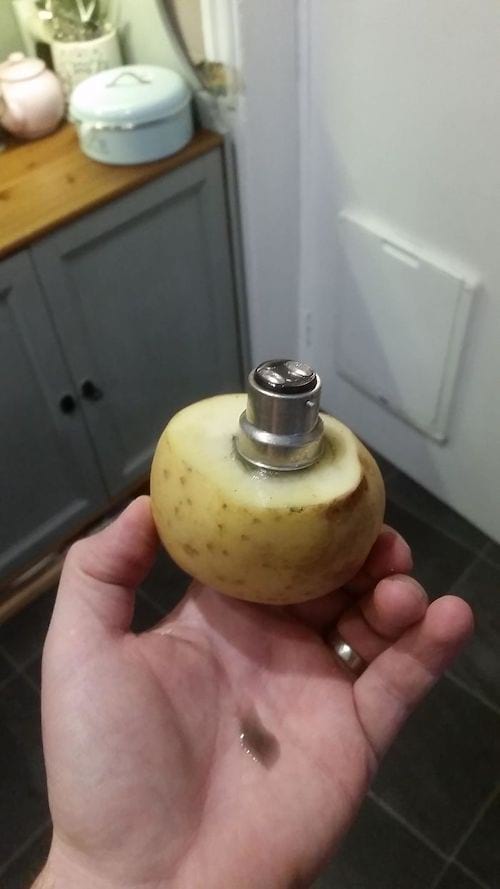 Une pomme de terre pour dévisser une ampoule cassée sans se faire mal