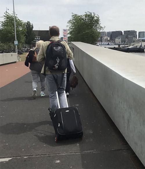 une astuce pour faire rouler la valise sans les mains