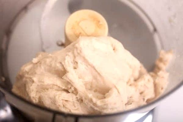 Le robot ménager est la méthode la plus rapide pour faire de la vraie pâte à pizza.