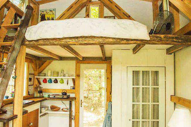 Chambre à coucher tiny house dans les bois