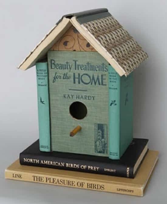 vieux livres recyclés en cabane à oiseaux