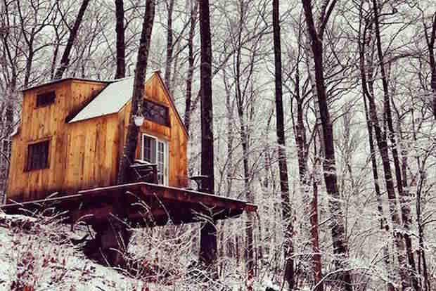 Petite maison dans les bois en hiver