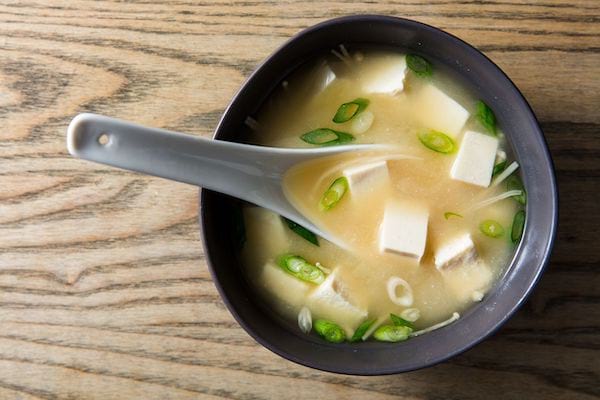 découvrez les bienfaits de la soupe miso sur le sommeil
