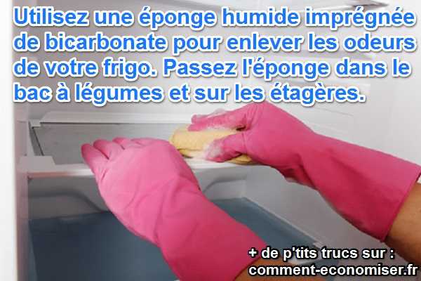 une éponge au bicarbonate pour nettoyer le frigo et enlever les odeurs