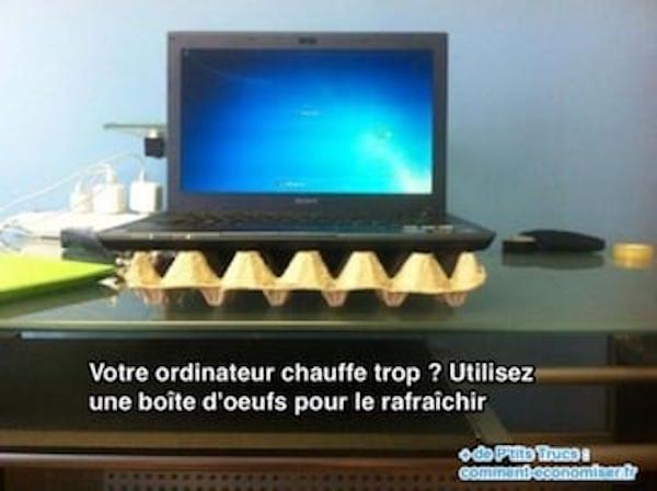 Ordinateur portable posée sur une boite pour oeufs