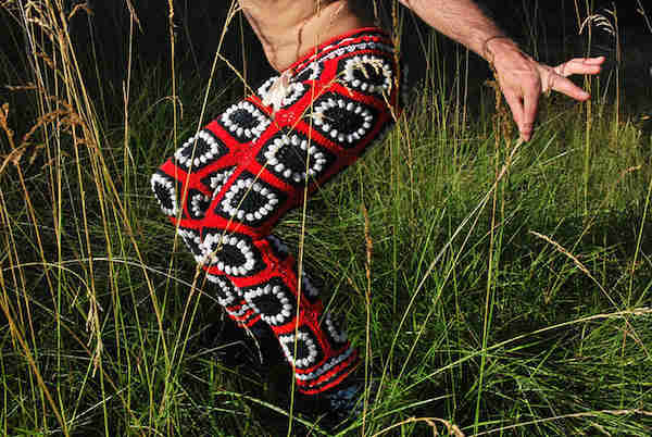 Pantalon rouge en crochets recyclés