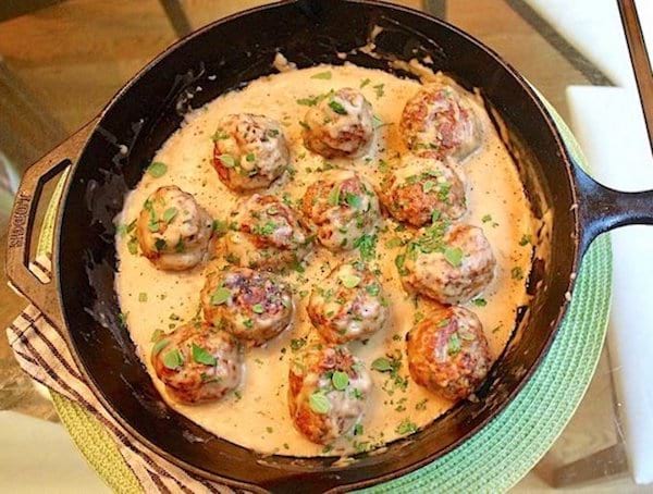les boulettes suédoises dans une crème onctueuse faites maison dans une poêle