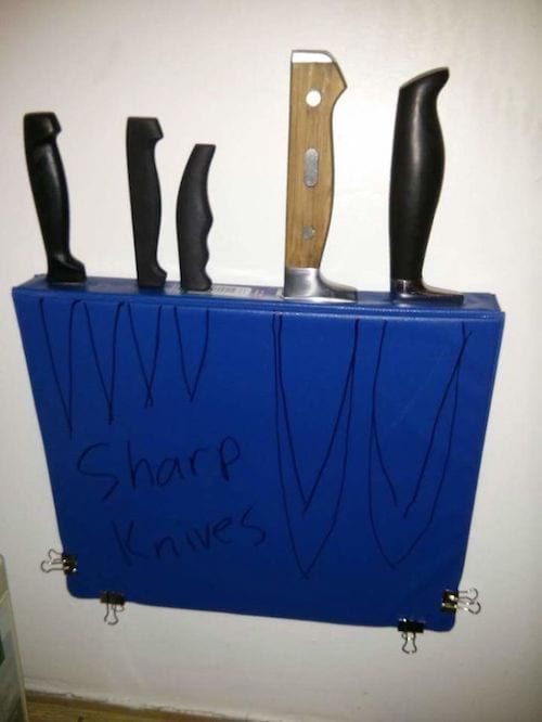 une astuce pour ranger les couteaux dans un classeur