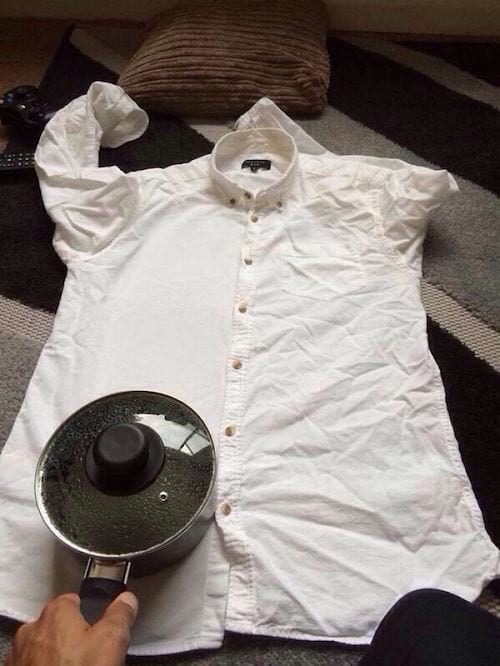 Repasser une chemise avec une casserole d'eau chaude