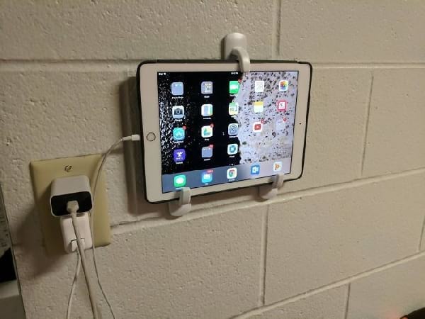 Des crochets adhésifs pour faire un support mural pour la tablette