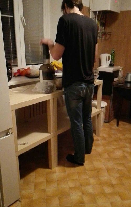 des tables lacks ikea empilées pour faire un plan de travail pas cher