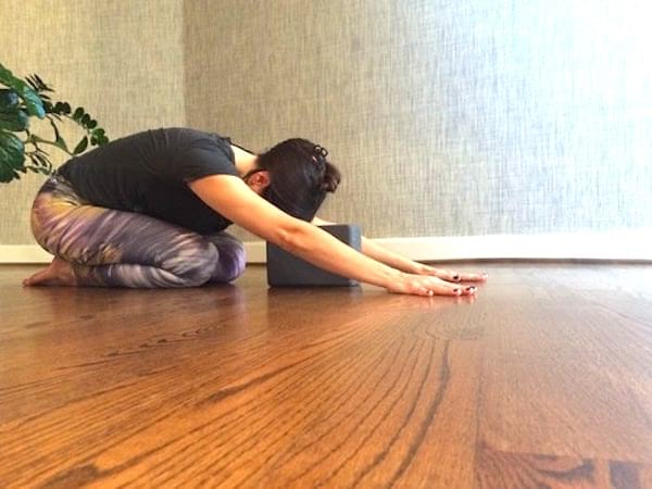 Pour mieux dormir, essayez de faire la posture de l'enfant avant d'aller au lit.