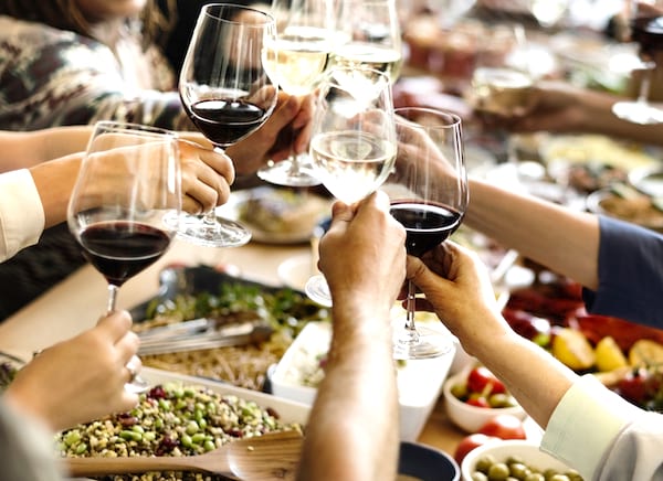 Pour vivre jusqu'à 100 ans, buvez 1 verre de vin chaque jour.