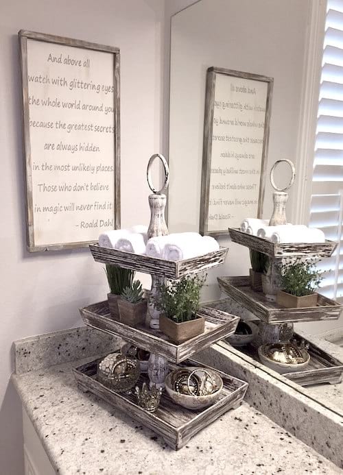 un présentoir élégant pour faire un rangement dans la salle de bains