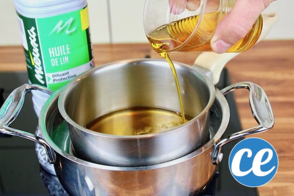 De la cire d'abeille et de l'huile de lin au bain-marie.