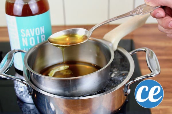 De la cire d'abeille, de l'huile de lin et du savon noir au bain-marie.