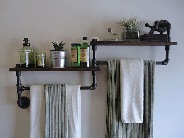 étagère de rangement faite avec des tuyaux de plomberie