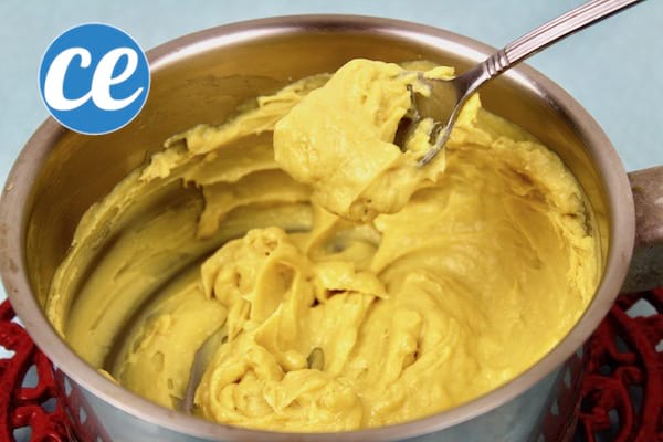 De la cire à bois en mélangeant de la cire d'abeille, de l'huile de lin et du savon noir.