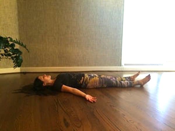 Pour mieux dormir, essayez de faire la posture du cadavre avant d'aller au lit.