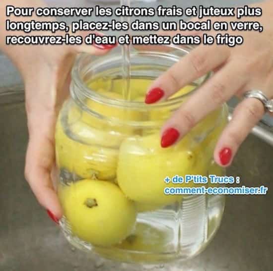 des citrons sont mis dans un bocal d'eau fraiche