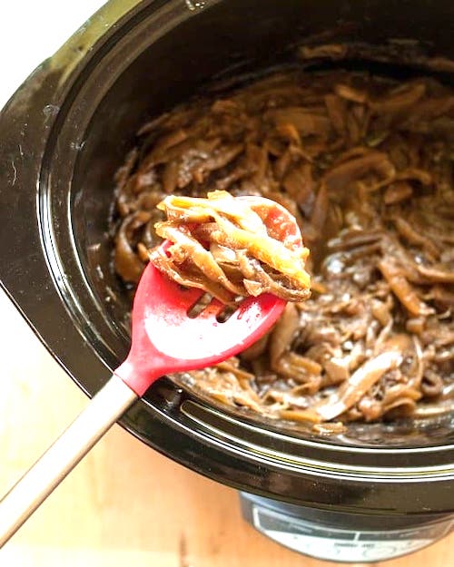 Des oignons parfaitement caramélisés à la mijoteuse... c'est facile !